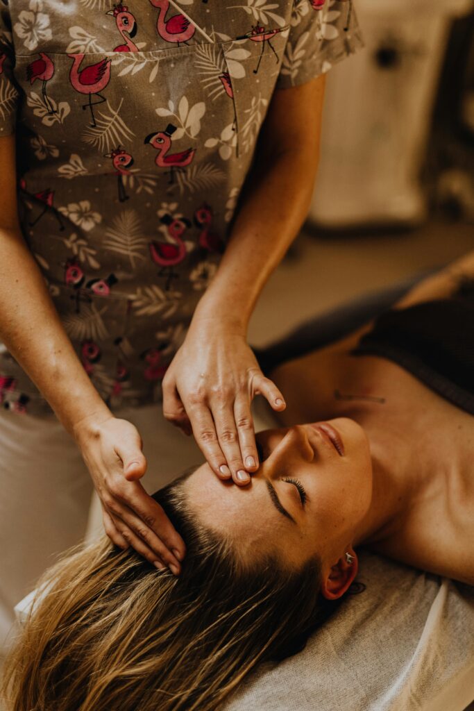 massage mukha abhyanga. Un massage doux et enveloppant du visage, des épaules, de la nuque, du crâne et du cuir chevelu.